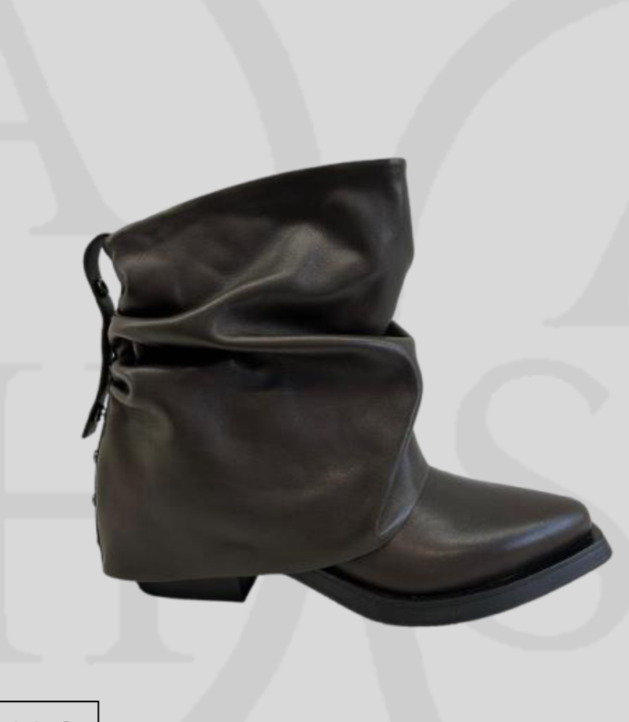 Ash Loren mustang black